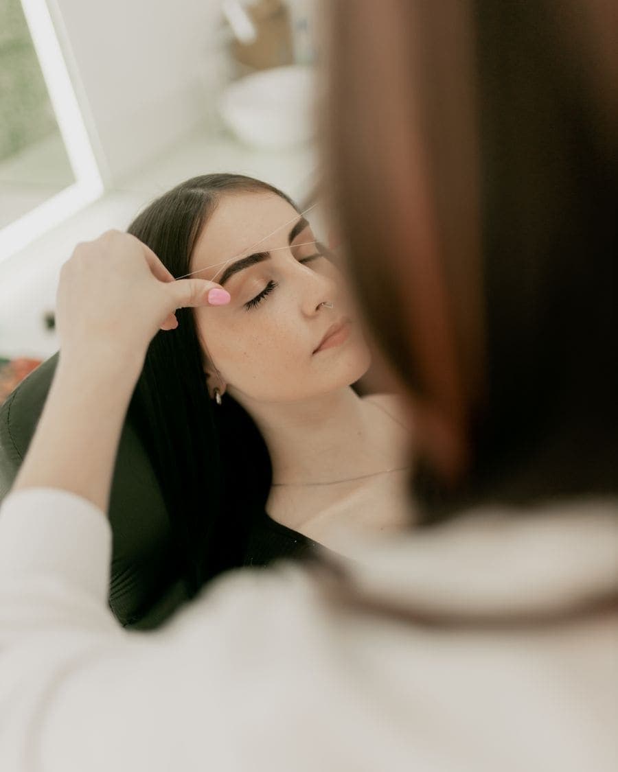 Cejas con henna aplicada, tono definido y forma marcada