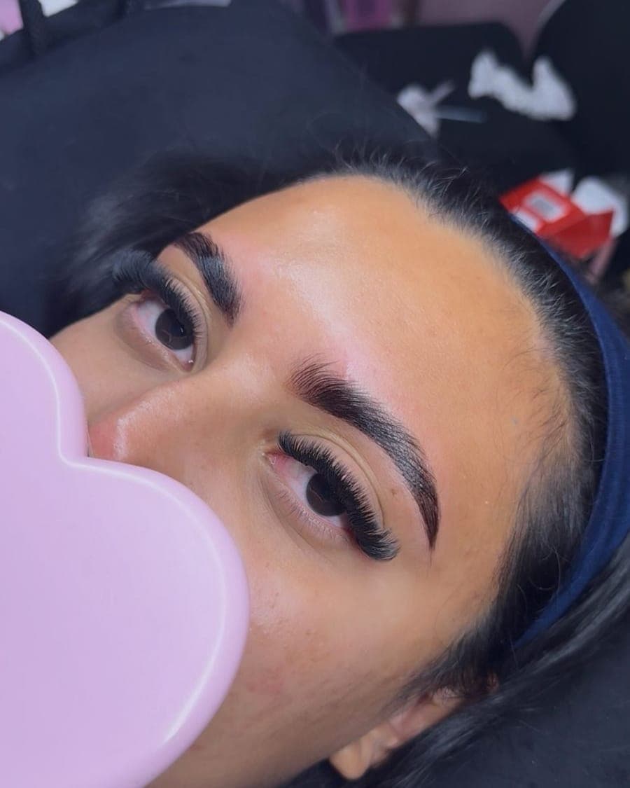 Cejas con laminado y henna: peinadas, con forma y color, trabajo del estudio